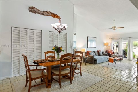 House in Miami, Florida 2 bedrooms, 157.93 sq.m. № 2043195 - photo 3