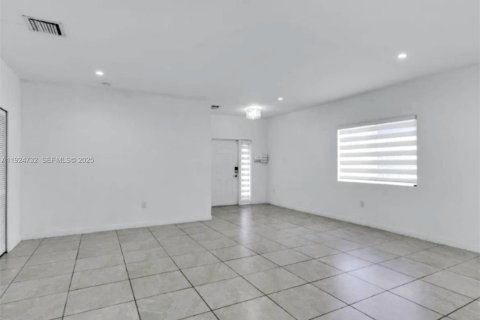 Villa ou maison à louer à Miami, Floride: 3 chambres, 170.75 m2 № 1983005 - photo 3
