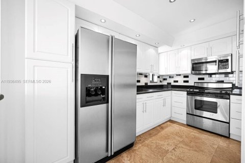 Condo in Miami, Florida, 2 bedrooms  № 1995902 - photo 18