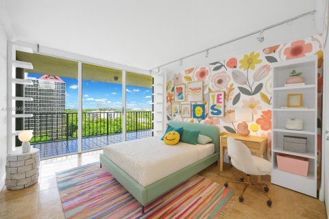 Condo in Miami, Florida, 2 bedrooms  № 1995902 - photo 26
