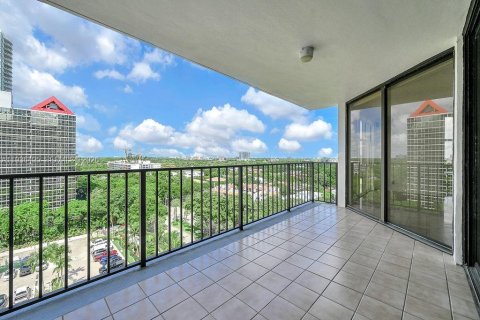 Condo in Miami, Florida, 2 bedrooms  № 1995902 - photo 11