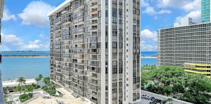 Condo in Miami, Florida, 2 bedrooms  № 1995902