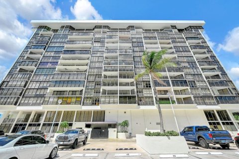Condo in Miami, Florida, 2 bedrooms  № 1995902 - photo 3