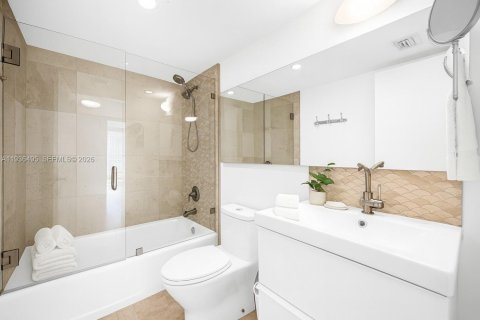 Condo in Miami, Florida, 2 bedrooms  № 1995902 - photo 23