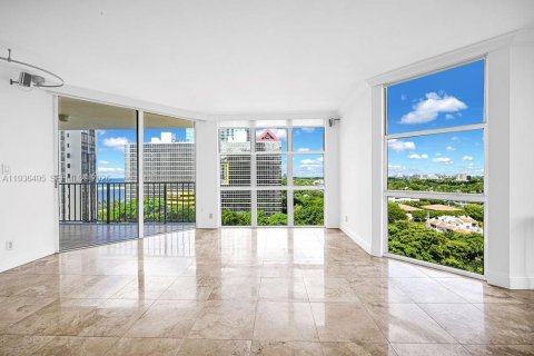 Condo in Miami, Florida, 2 bedrooms  № 1995902 - photo 9
