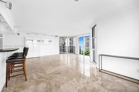Condo in Miami, Florida, 2 bedrooms  № 1995902 - photo 8