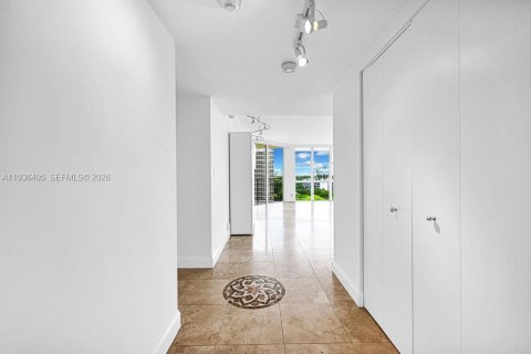 Condo in Miami, Florida, 2 bedrooms  № 1995902 - photo 25