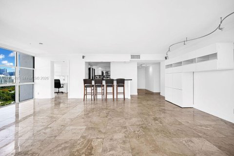 Condo in Miami, Florida, 2 bedrooms  № 1995902 - photo 7