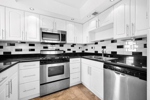 Condo in Miami, Florida, 2 bedrooms  № 1995902 - photo 19