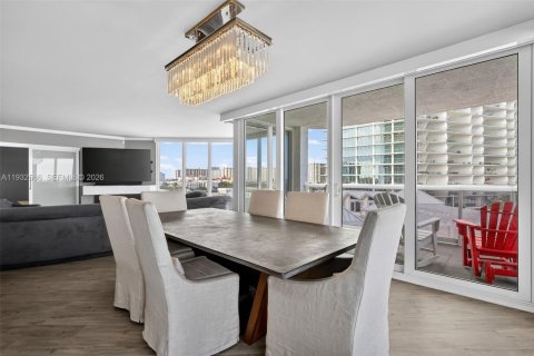 Condominio en alquiler en Sunny Isles Beach, Florida, 3 dormitorios, 196.95 m2 № 1990990 - foto 17