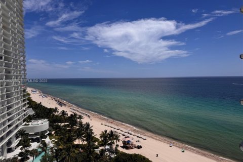 Снять в аренду кондоминиум в Санни-Айлс-Бич, Флорида 2 спальни, 196.95м2, № 1990990 - фото 1
