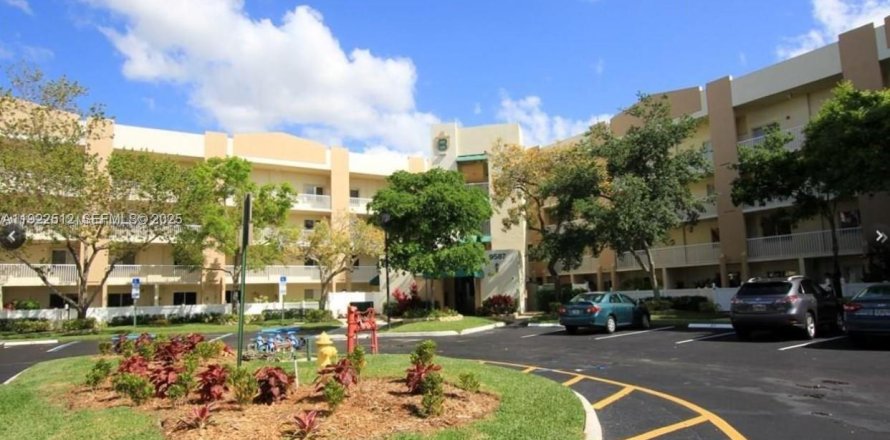 Condominio en Tamarac, Florida, 2 dormitorios № 1982191
