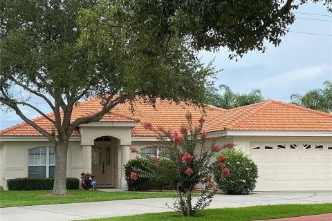 House in Winter Haven, Florida 3 bedrooms, 160.72 sq.m. № 1057228 - photo 1