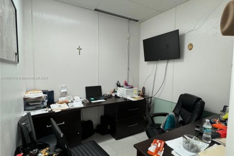 Commercial property in Miami, Florida № 1753271 - photo 10