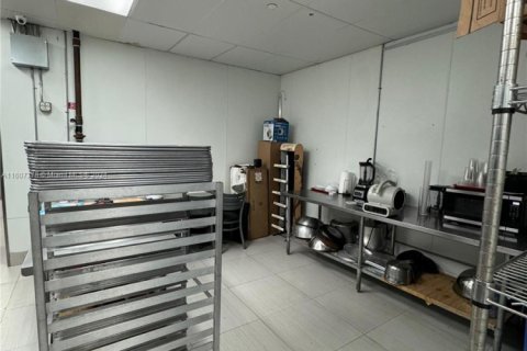 Commercial property in Miami, Florida № 1753271 - photo 9