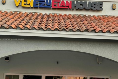 Commercial property in Miami, Florida № 1753271 - photo 1