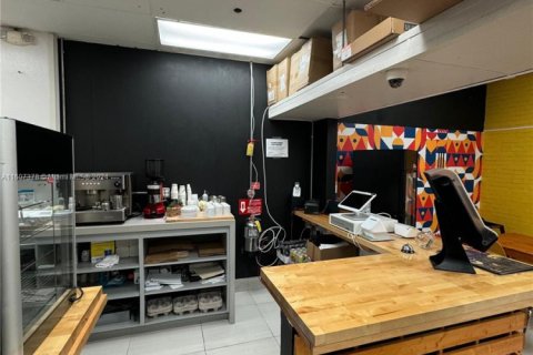 Commercial property in Miami, Florida № 1753271 - photo 4