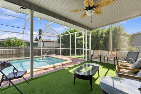 House in Port Charlotte, Florida 3 bedrooms, 190.64 sq.m. № 2315050 - photo 2