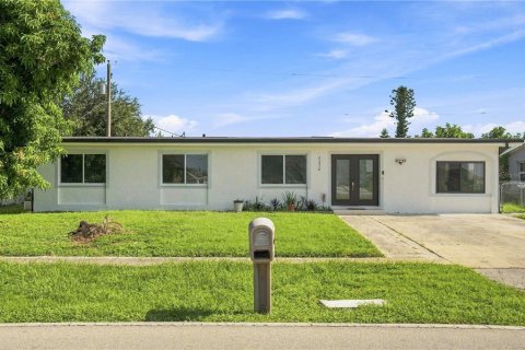 House in Port Charlotte, Florida 3 bedrooms, 190.64 sq.m. № 2315050