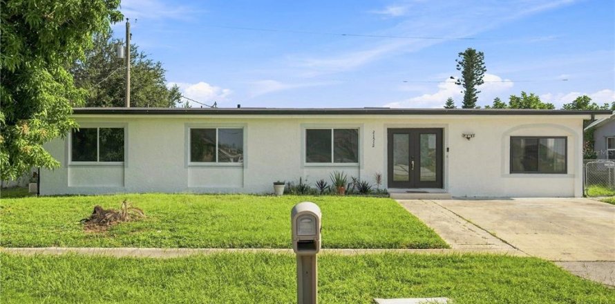 House in Port Charlotte, Florida 3 bedrooms, 190.64 sq.m. № 2315050