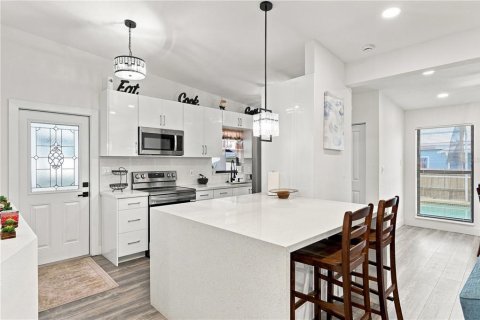 House in Port Charlotte, Florida 3 bedrooms, 190.64 sq.m. № 2315050 - photo 5