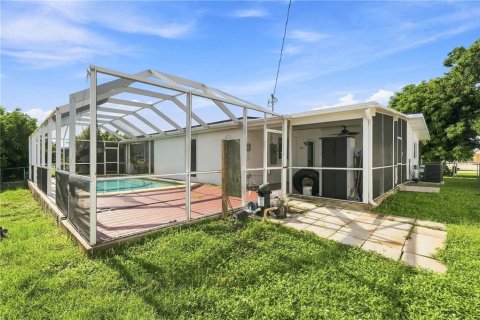 House in Port Charlotte, Florida 3 bedrooms, 190.64 sq.m. № 2315050 - photo 27