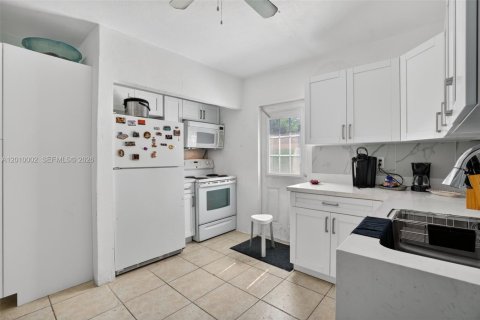 Commercial property in South Miami, Florida 106.28 sq.m. № 2090649 - photo 12