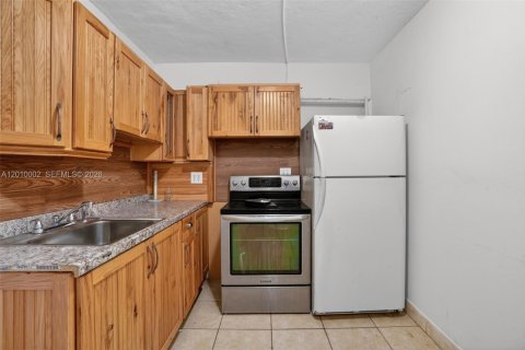 Commercial property in South Miami, Florida 106.28 sq.m. № 2090649 - photo 24