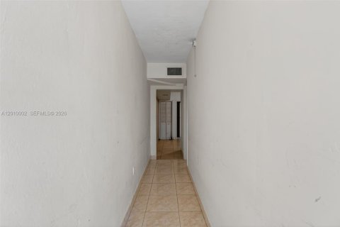 Commercial property in South Miami, Florida 106.28 sq.m. № 2090649 - photo 19