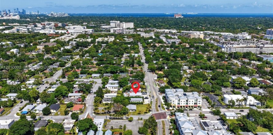 Commercial property in South Miami, Florida 106.28 sq.m. № 2090649