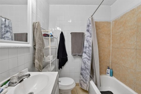Commercial property in South Miami, Florida 106.28 sq.m. № 2090649 - photo 14
