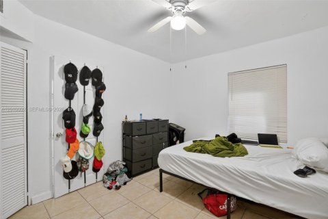 Commercial property in South Miami, Florida 106.28 sq.m. № 2090649 - photo 16