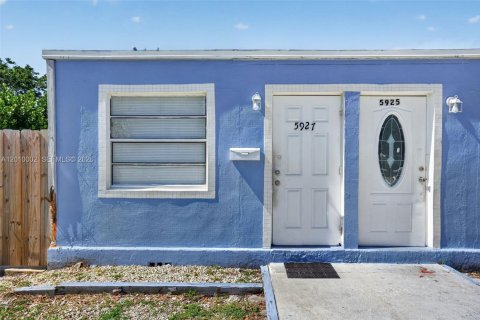 Commercial property in South Miami, Florida 106.28 sq.m. № 2090649 - photo 4