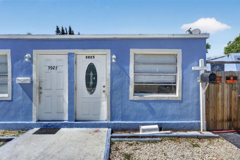 Commercial property in South Miami, Florida 106.28 sq.m. № 2090649 - photo 5
