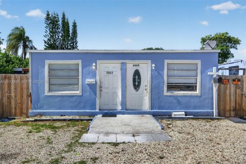 Commercial property in South Miami, Florida 106.28 sq.m. № 2090649 - photo 2