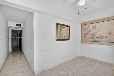 Commercial property in South Miami, Florida 106.28 sq.m. № 2090649 - photo 17