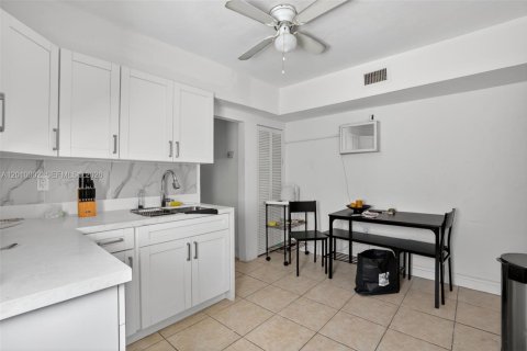 Commercial property in South Miami, Florida 106.28 sq.m. № 2090649 - photo 13