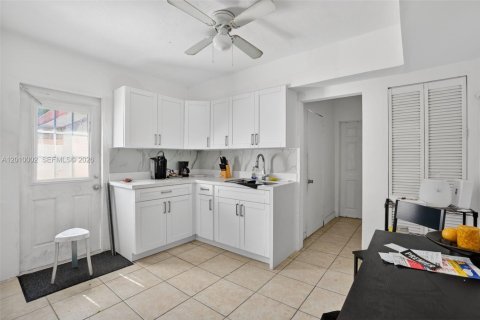 Commercial property in South Miami, Florida 106.28 sq.m. № 2090649 - photo 11