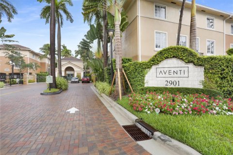 Townhouse in Miami, Florida 1 bedroom, 79.8 sq.m. № 1705901 - photo 20