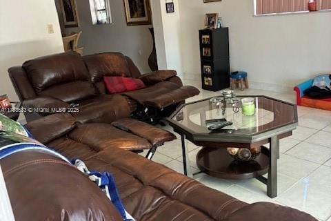 House in Hialeah, Florida 4 bedrooms, 160.91 sq.m. № 1867965 - photo 4