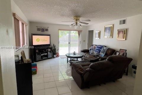 House in Hialeah, Florida 4 bedrooms, 160.91 sq.m. № 1867965 - photo 14