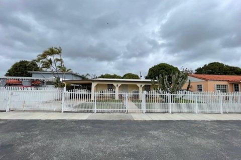 House in Hialeah, Florida 4 bedrooms, 160.91 sq.m. № 1867965 - photo 2