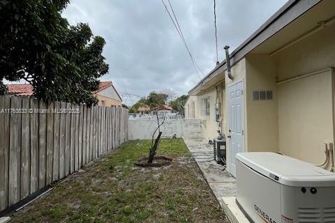 House in Hialeah, Florida 4 bedrooms, 160.91 sq.m. № 1867965 - photo 12