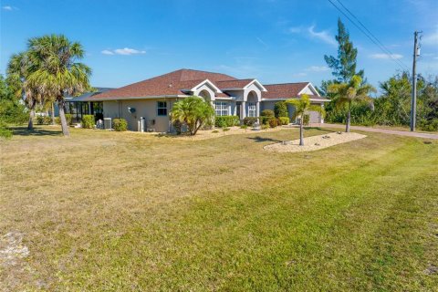 House in Port Charlotte, Florida 4 bedrooms, 209.87 sq.m. № 1609335 - photo 5