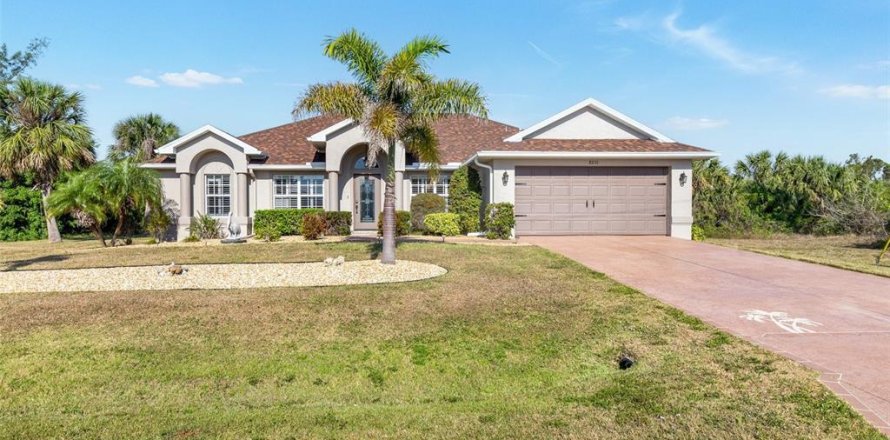 House in Port Charlotte, Florida 4 bedrooms, 209.87 sq.m. № 1609335