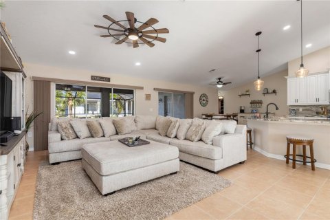 House in Port Charlotte, Florida 4 bedrooms, 209.87 sq.m. № 1609335 - photo 11