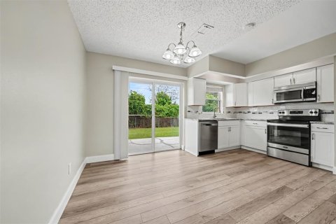 Casa en venta en Kissimmee, Florida, 3 dormitorios, 129.13 m2 № 2356379 - foto 5