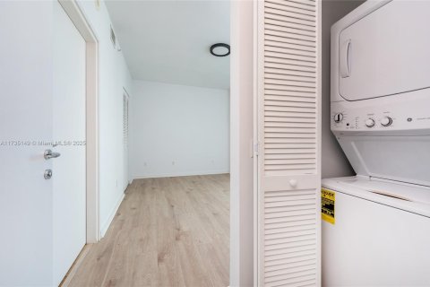 Купить кондоминиум в Майами, Флорида 1 спальня, 68.1м2, № 1985028 - фото 16