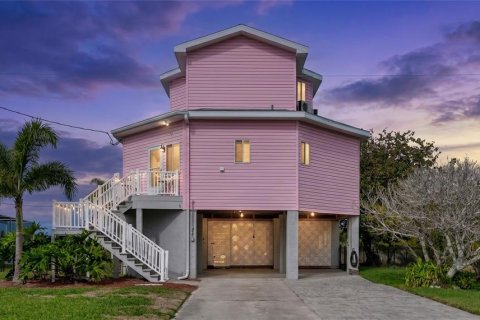 House in Hernando Beach, Florida 2 bedrooms, 129.32 sq.m. № 2120009 - photo 2
