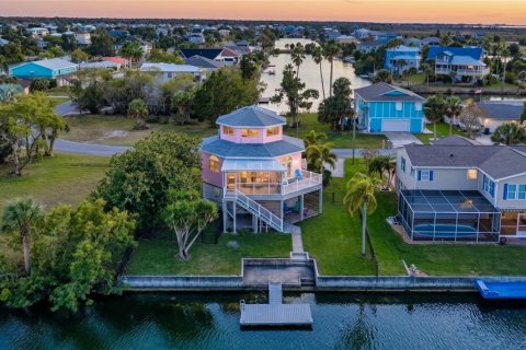House in Hernando Beach, Florida 2 bedrooms, 129.32 sq.m. № 2120009